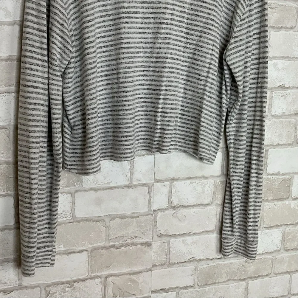Wild Fable Gray & White Striped Long Sleeve Crop Top Size L